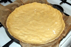 Кольоровий фруктовий пиріг із сиром
