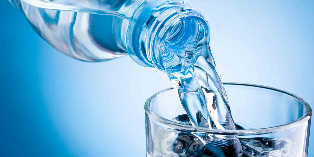 Як вода впливає на функціонування організму?