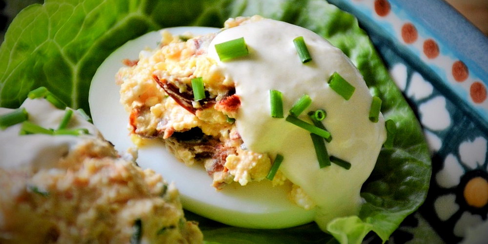 Фаршировані яйця з фетою та в’яленими томатами