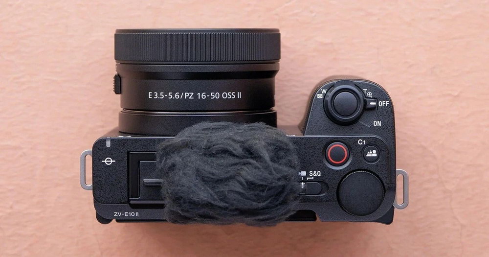 Камера Sony ZV-E10 II з встановленим китовим об’єктивом Sony E PZ 16-50mm f/3.5-5.6 OSS II зверху Камера Sony ZV-E10 II з встановленим китовим об’єктивом Sony E PZ 16-50mm f/3.5-5.6 OSS II зверху