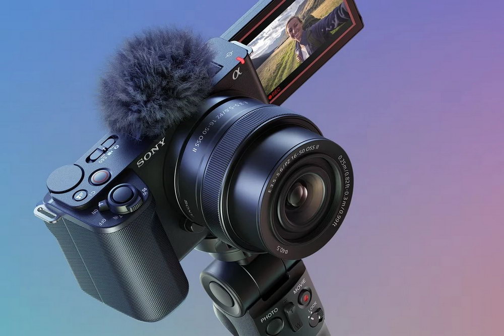 Камера Sony ZV-E10 II на бездротовій трипод-ручці Sony GP-VPT2BT з розгорнутим екраном Камера Sony ZV-E10 II на бездротовій трипод-ручці Sony GP-VPT2BT з розгорнутим екраном